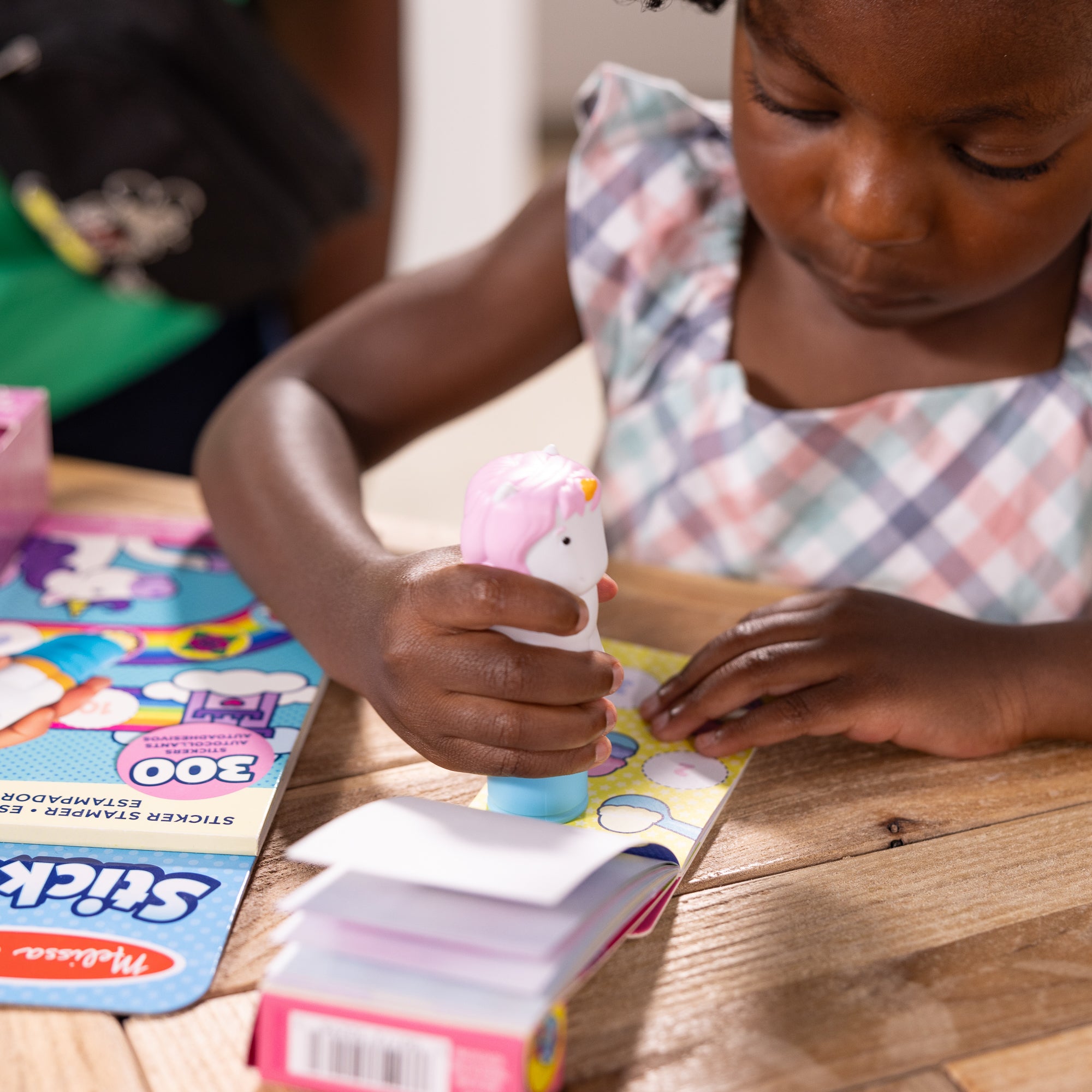 Sticker WOW!? Unicorn Bundle: Activity Pad & Sticker Stamper + Mini Activity Pad and 200 Refill Stickers - Image 4